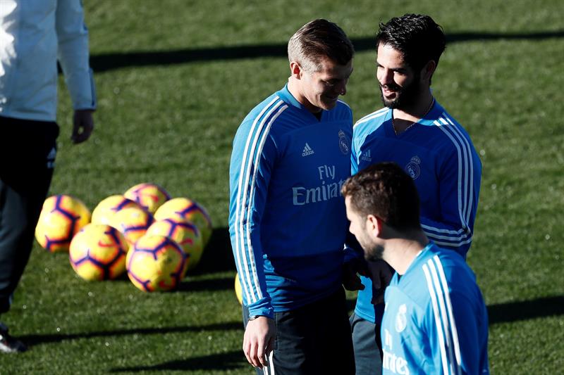 Toni Kroos e Isco hablan en una práctica del Real Madrid