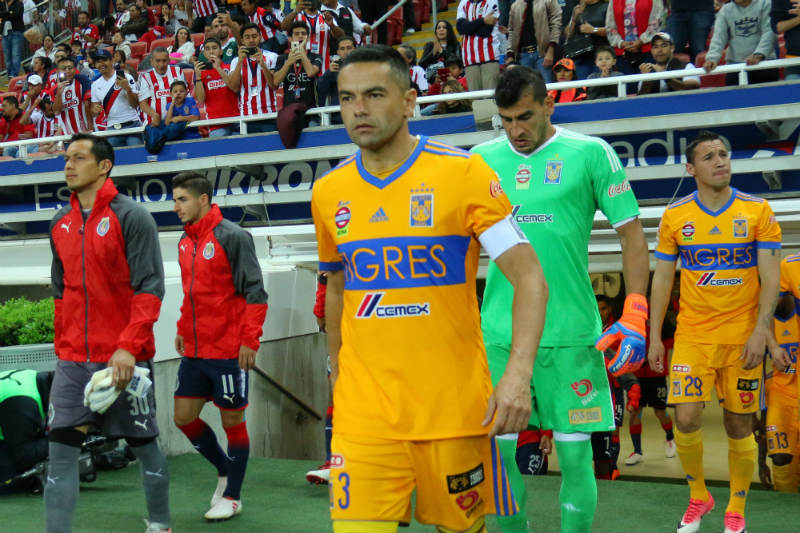 Juninho salta al terreno de juego en un duelo de Tigres