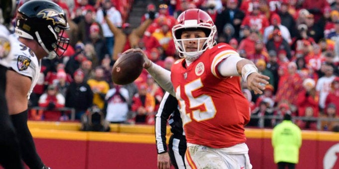 Patrick Mahomes lanzando un pase contra los Ravens