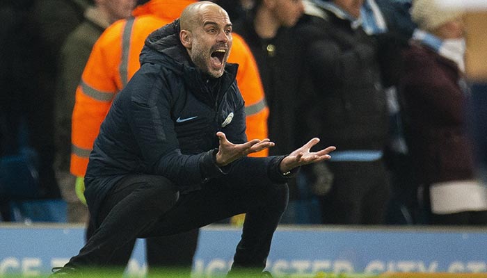 Guardiola dirigiendo al Manchester City 