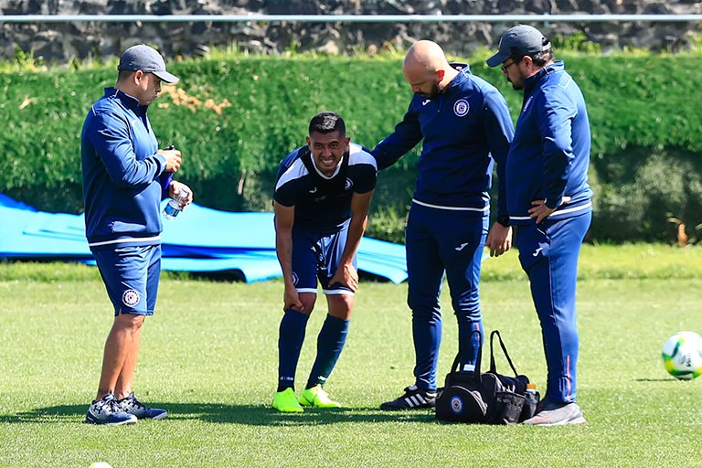 Elías Hernández se duele de la rodilla en la práctica del lunes