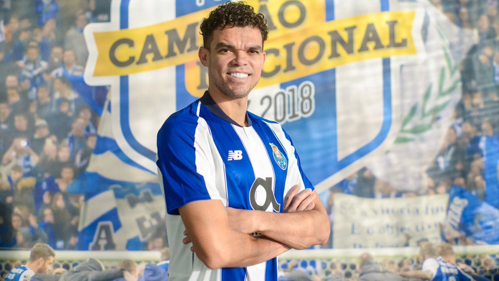 Pepe posa con los colores del Porto 