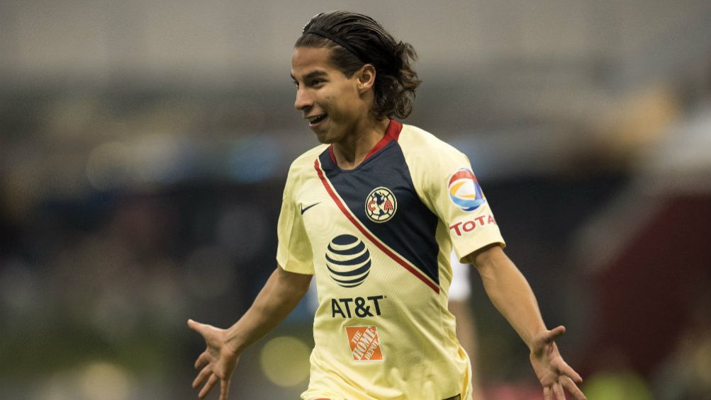 Diego Lainez festeja un gol con el América