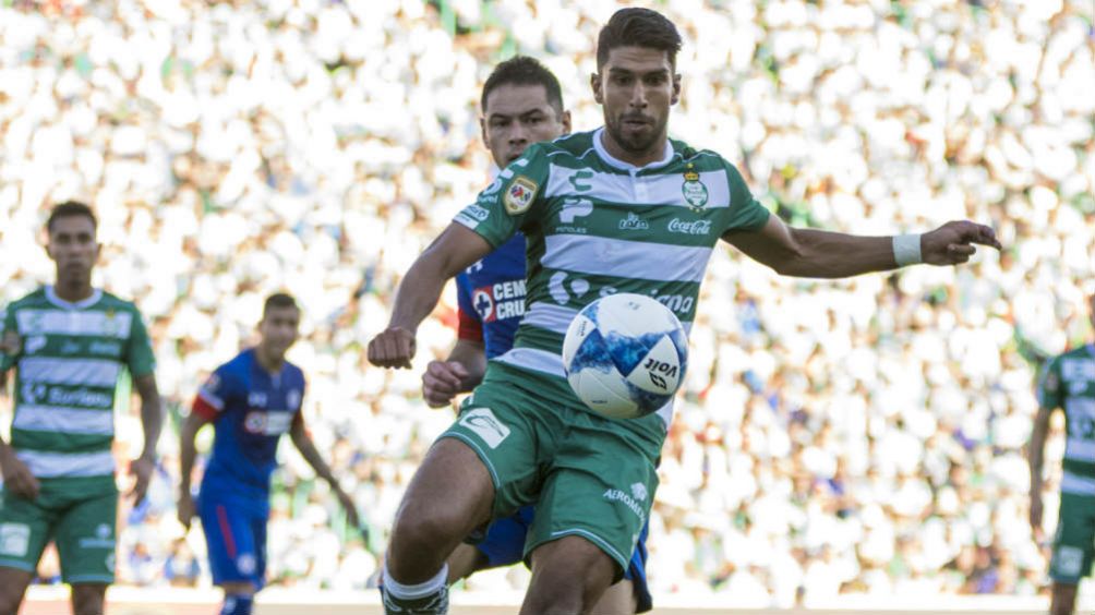 Lalo Herrera durante un juego entre Santos y Cruz Azul