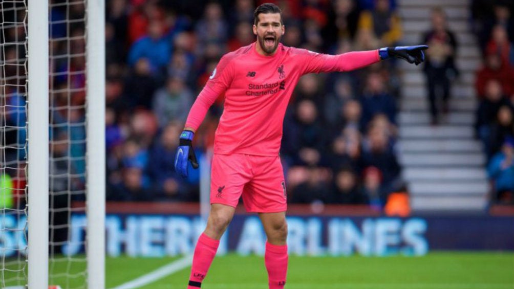 Alisson Becker durante un partido con el Liverpool