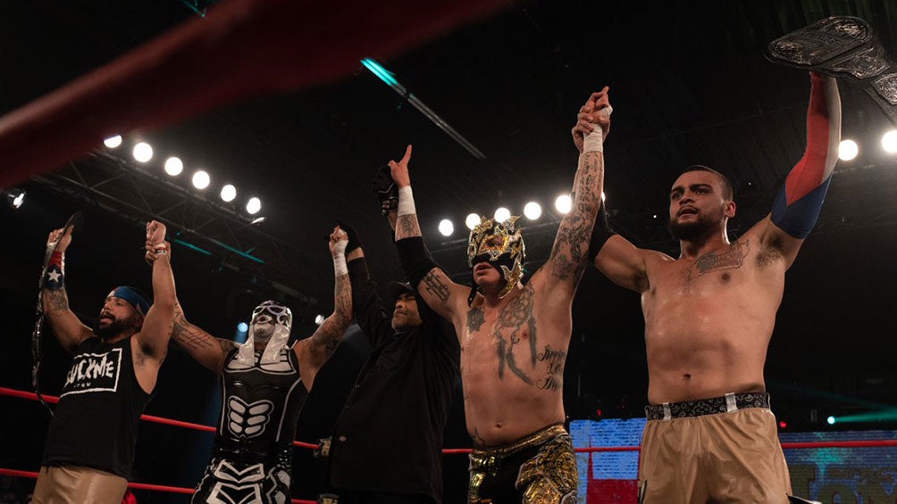 Lucha Brothers y L.A.X después de la lucha en Homecoming