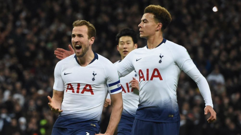 Harry Kane festeja su gol contra Chelsea en la Carabao Cup