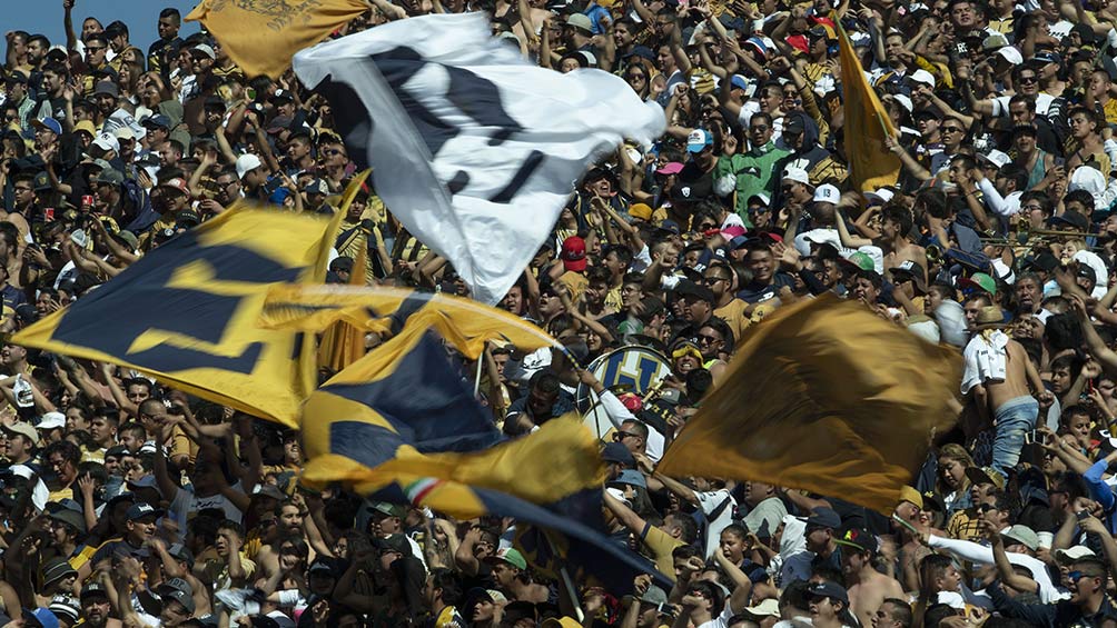 Aficionados de Pumas apoyan en CU