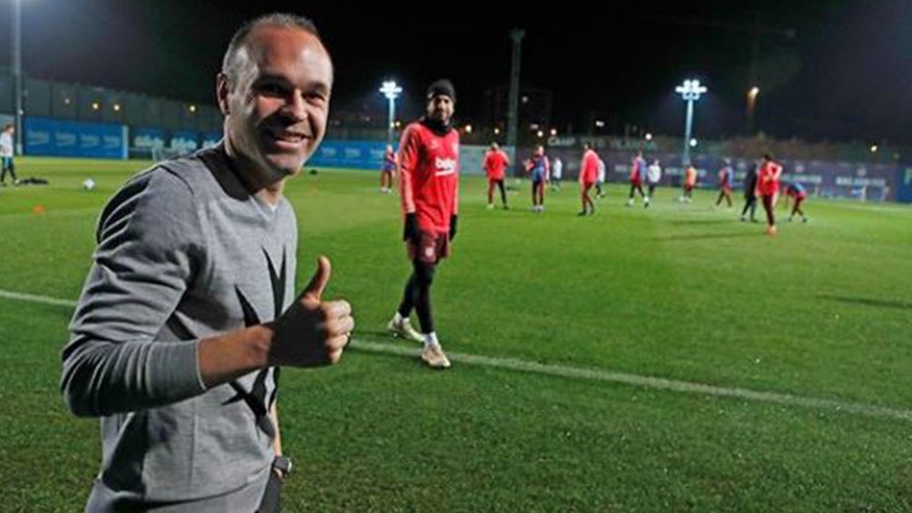 Iniesta, de visita en entrenamiento del Barcelona