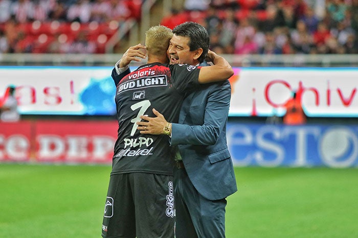 Cardozo le da un abrazo a Diego González