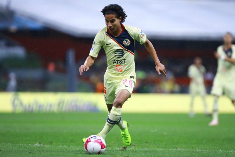 Lainez controla el balón en un juego del América