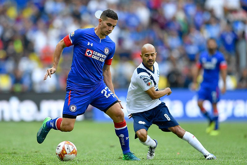 Marcone controla el balón en un juego de Liga MX con Cruz Azul