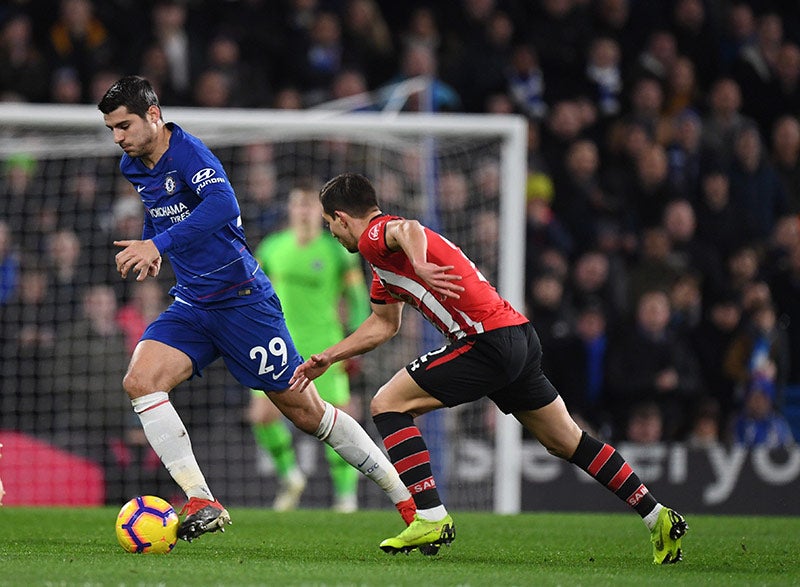 Morata disputa un juego con el Chelsea en la Premier League