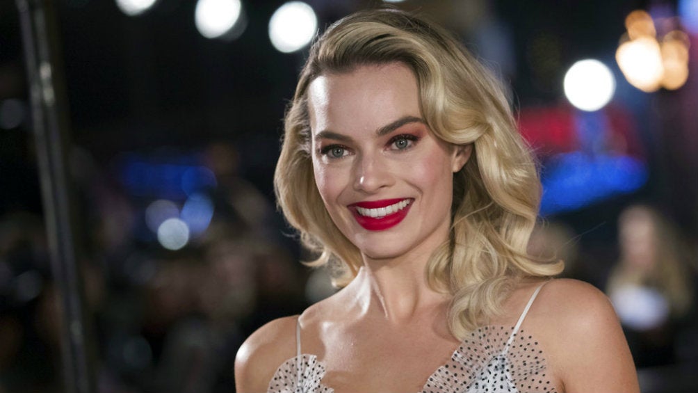 Margot Robbie sonríe durante la premier 'María, reina de Escocia'