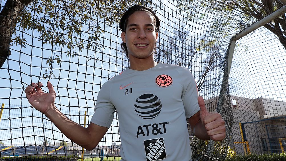 Diego Lainez en sesión de fotos con RÉCORD 