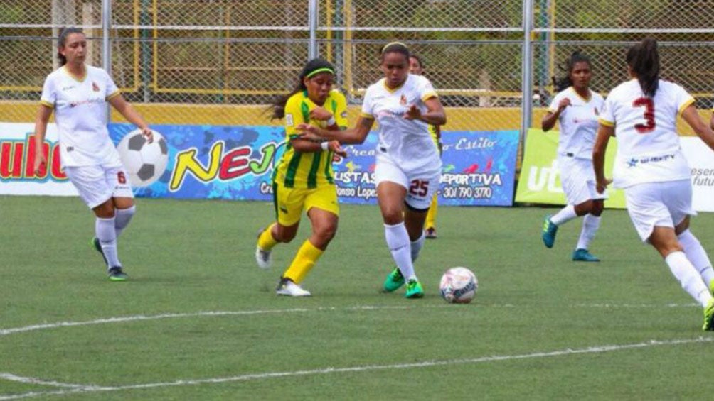 Jugadoras del Bucaramanga y Tolima durante un partido