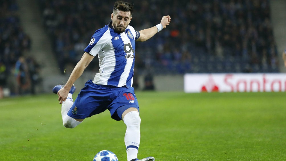 Héctor Herrera saca disparo de larga distancia en partido de Champions League 