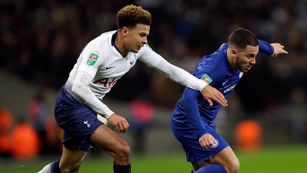 Dele Alli intenta quitarle el balón a Hazard