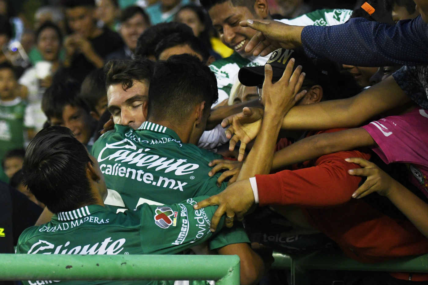 Boselli recibe el cariño de la afición tras anotar con León