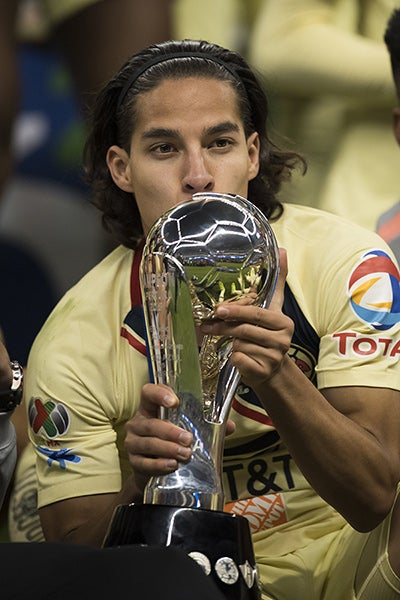 Diego Lainez besa el trofeo de la Liga MX