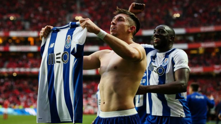 Héctor Herrera celebra una anotación con el Porto