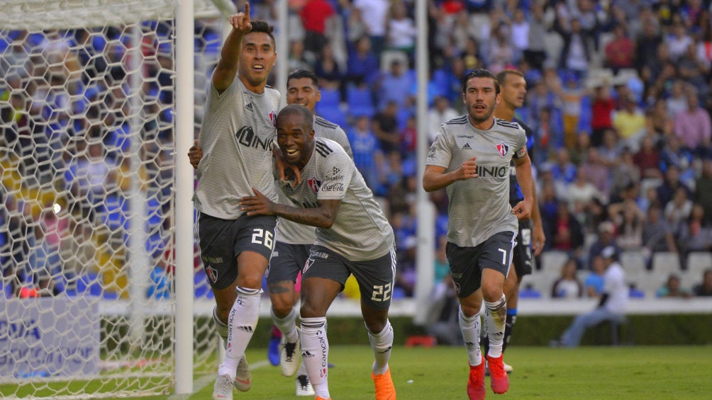 Jesús Isijara celebra anotación contra Querétaro