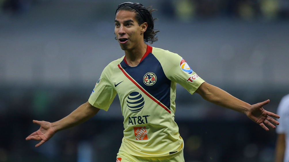 Diego Lainez festeja gol con América