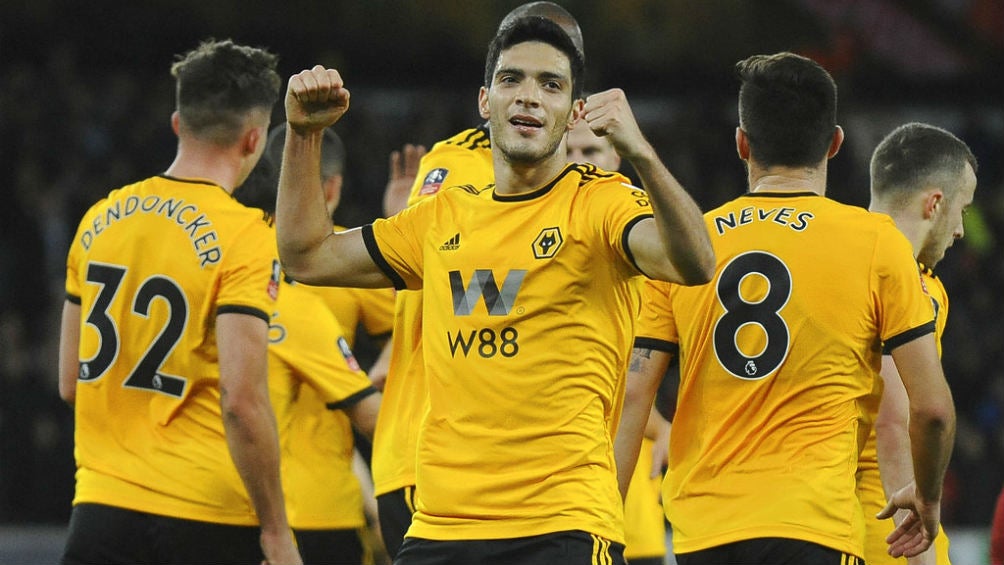 Jiménez celebra anotación con Wolverhampton en la FA Cup 