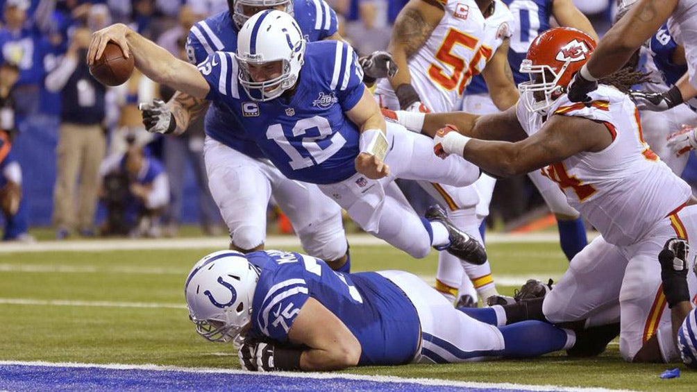 Andrew Luck se estira para anotar un TD contra Chiefs