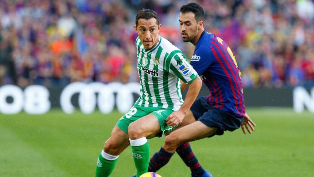 Andrés Guardado cubre el esférico ante Busquets