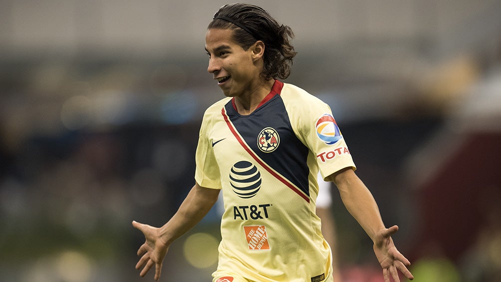 Diego Lainez celebra una anotación con América