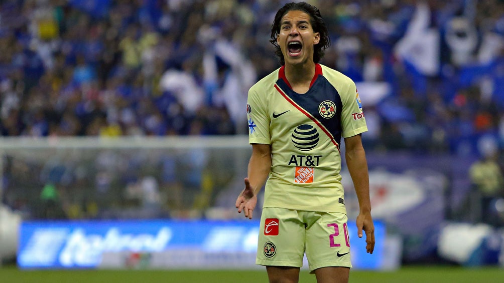 Diego Lainez reclama una falta en su paso por América