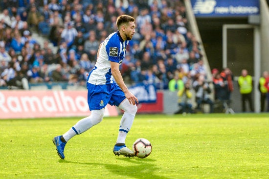 Herrera conduce el balón durante un partido