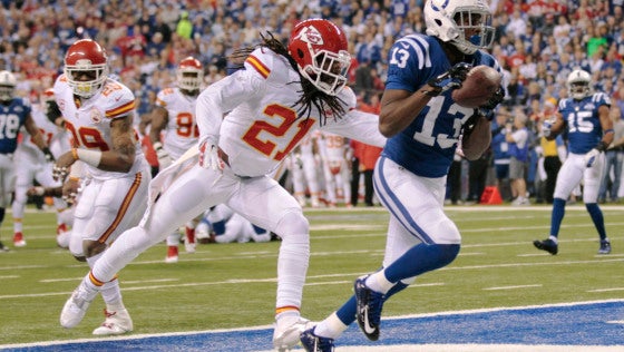 Hilton atrapa un pase en las diagonales contra Chiefs