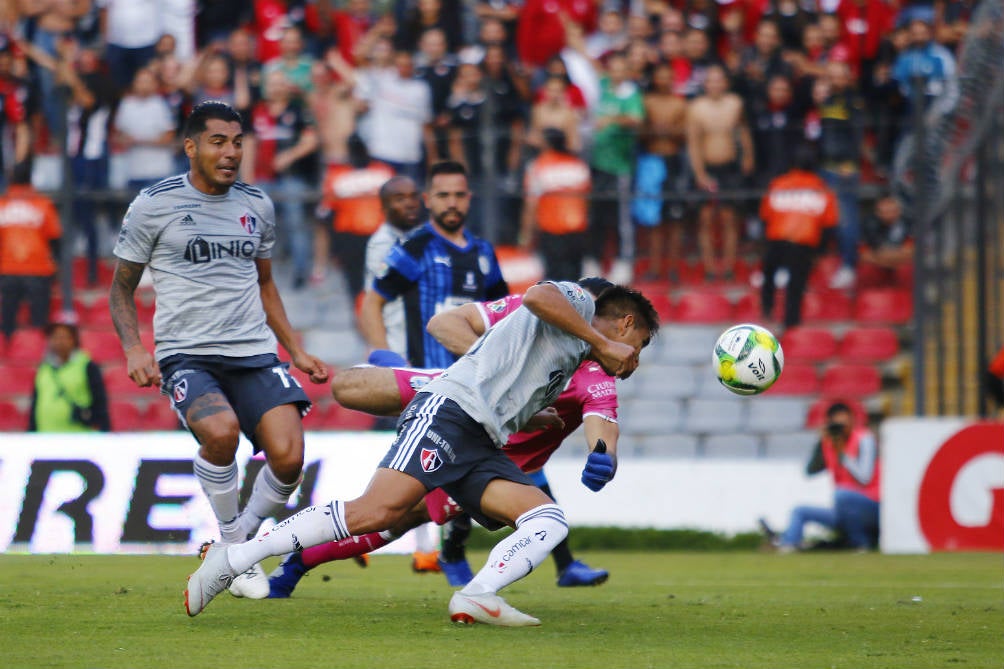 Jesús Isijara remata a gol en juego contra Gallos