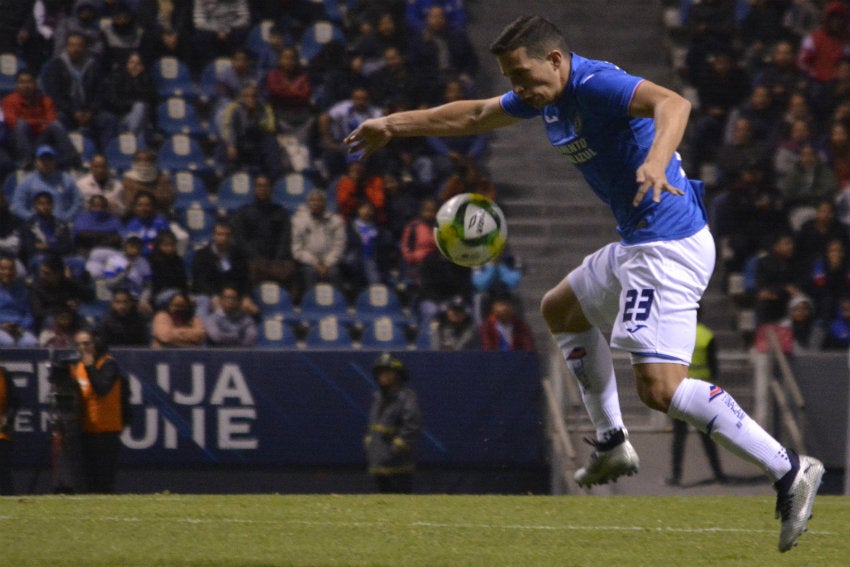 Marcone controla un balón fuera del área en el partido entre Puebla y Cruz Azul