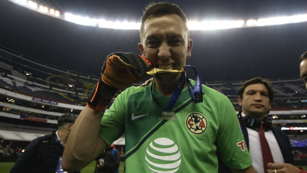 Marchesín presume medalla de Campeón con América