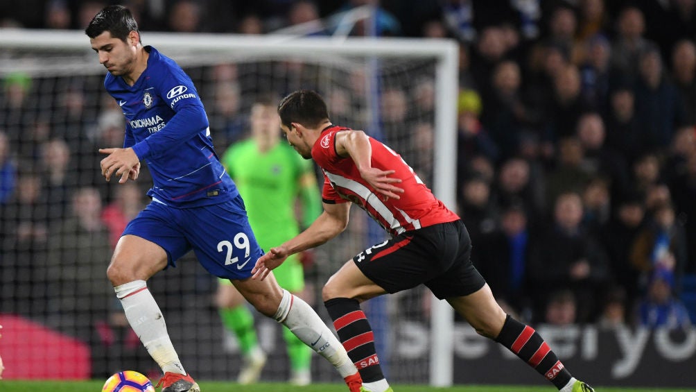 Morata conduce el balón pese a la presión de un defensa del Southampton 