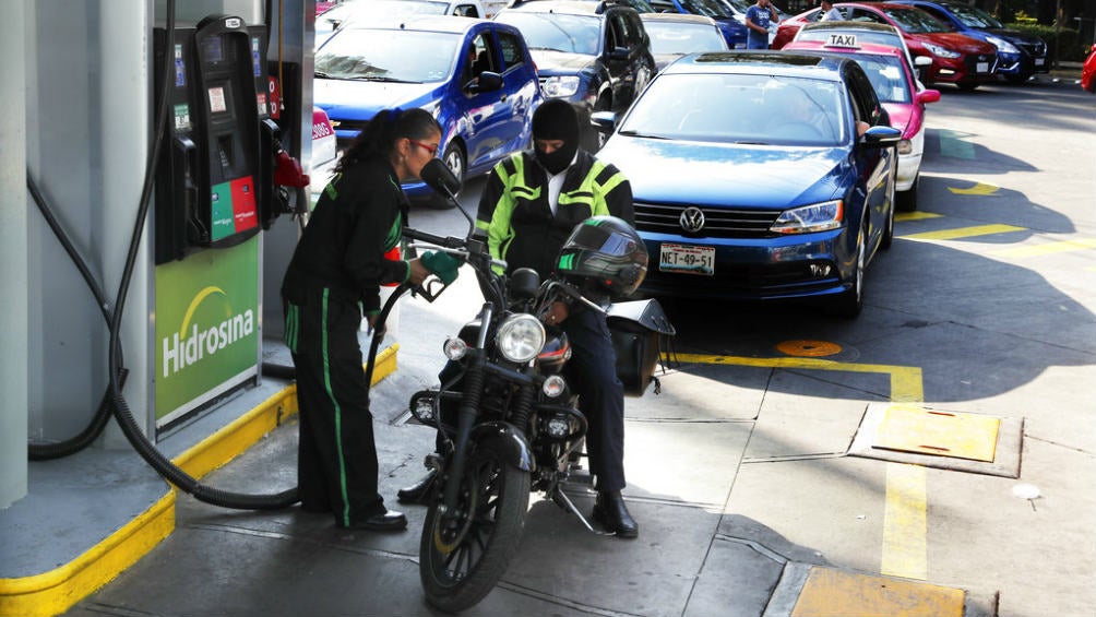 Motociclista le pone gasolina a su medio de transporte 