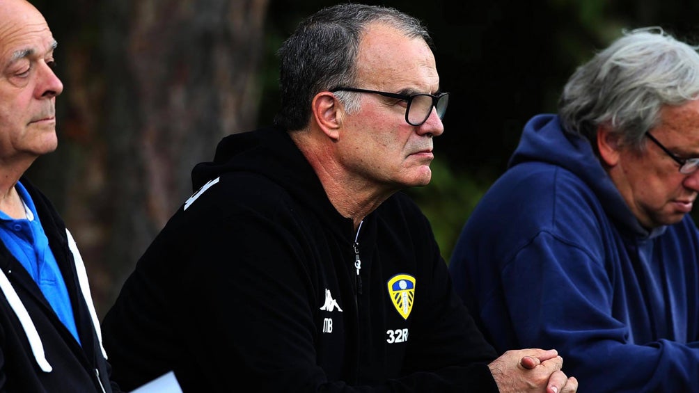 Marcelo Bielsa observa el entrenamiento del Leeds United