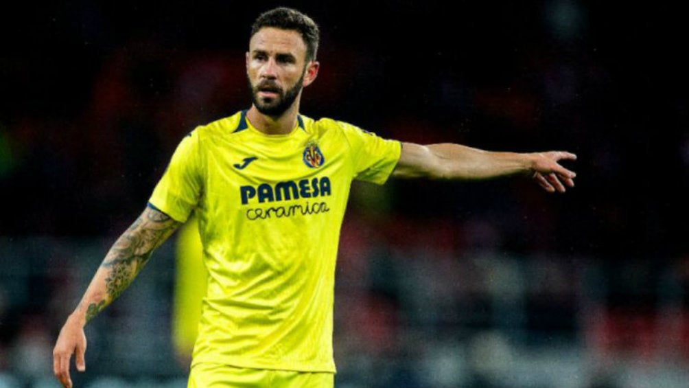 Layún da indicaciones durante juego del Villarreal 