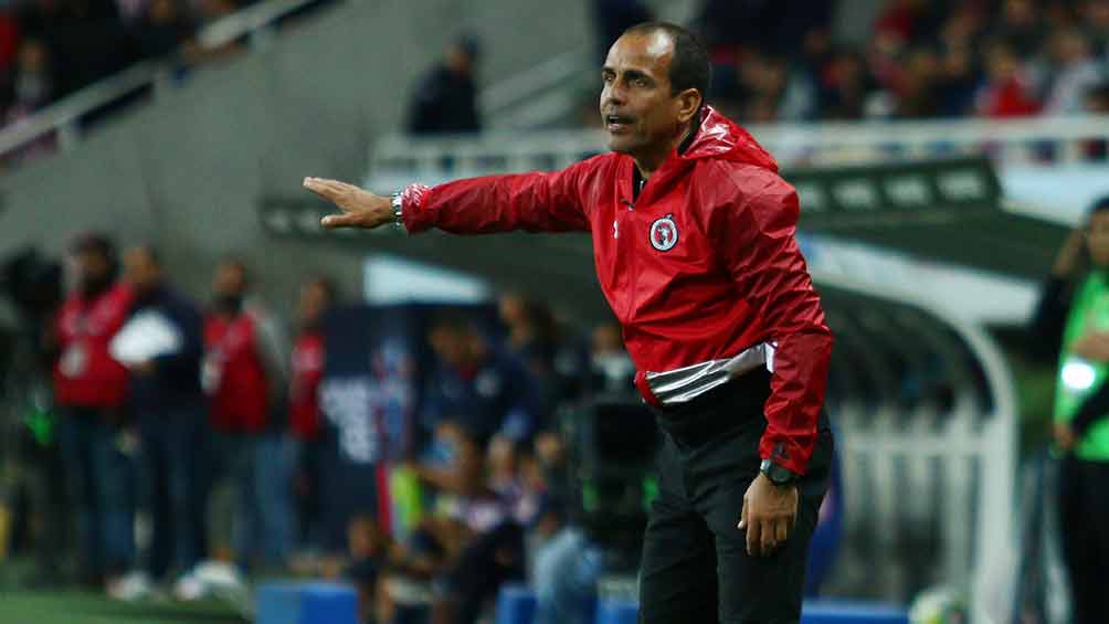 Óscar Pareja en un partido de Xolos