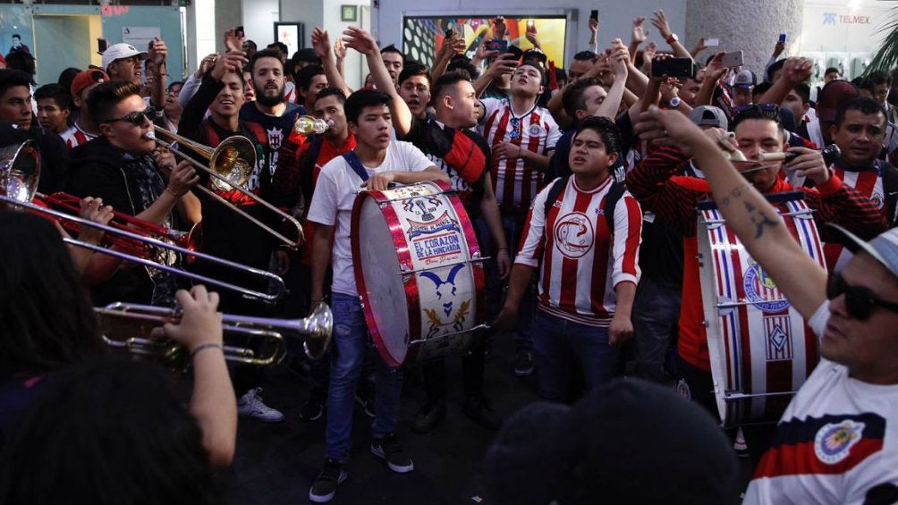 Afición le brinda serenata de bienvenida a las Chivas 