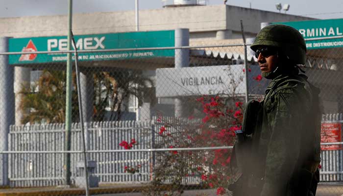 Militares resguardando los centros de carga de Pemex 