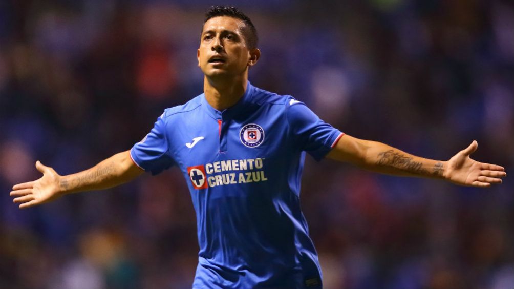 Elías Hernández festeja un gol con Cruz Azul