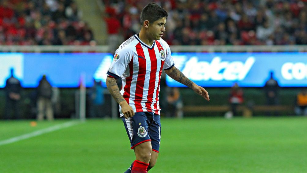 Eduardo López conduce el balón en un juego del Chivas