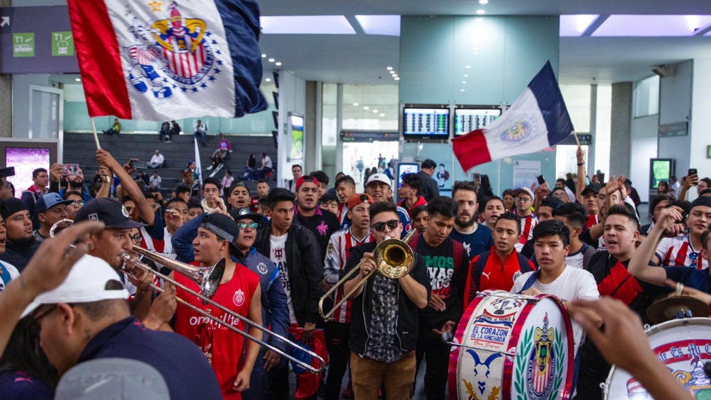 Afición de Chivas recibe a su equipo tras su llegada a CDMX