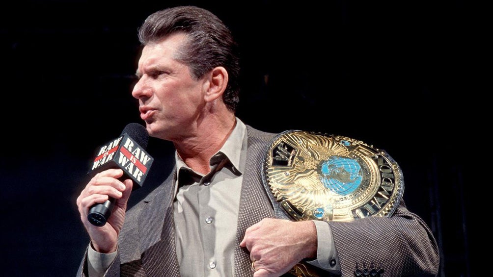 Vince McMahon con el título de la Attitude Era