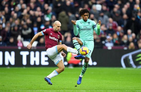 Pablo Zabaleta pelea el balón