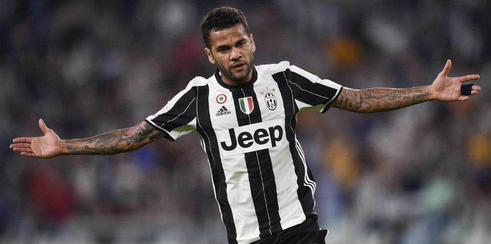 Alves festeja su diana con la Juve